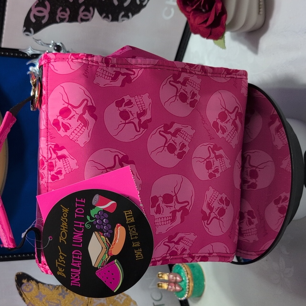 Betsey Johnson Insulated Lunch Tote Fuschia Fuchsia Skull Print With Skull Charm - Picture 6 of 12